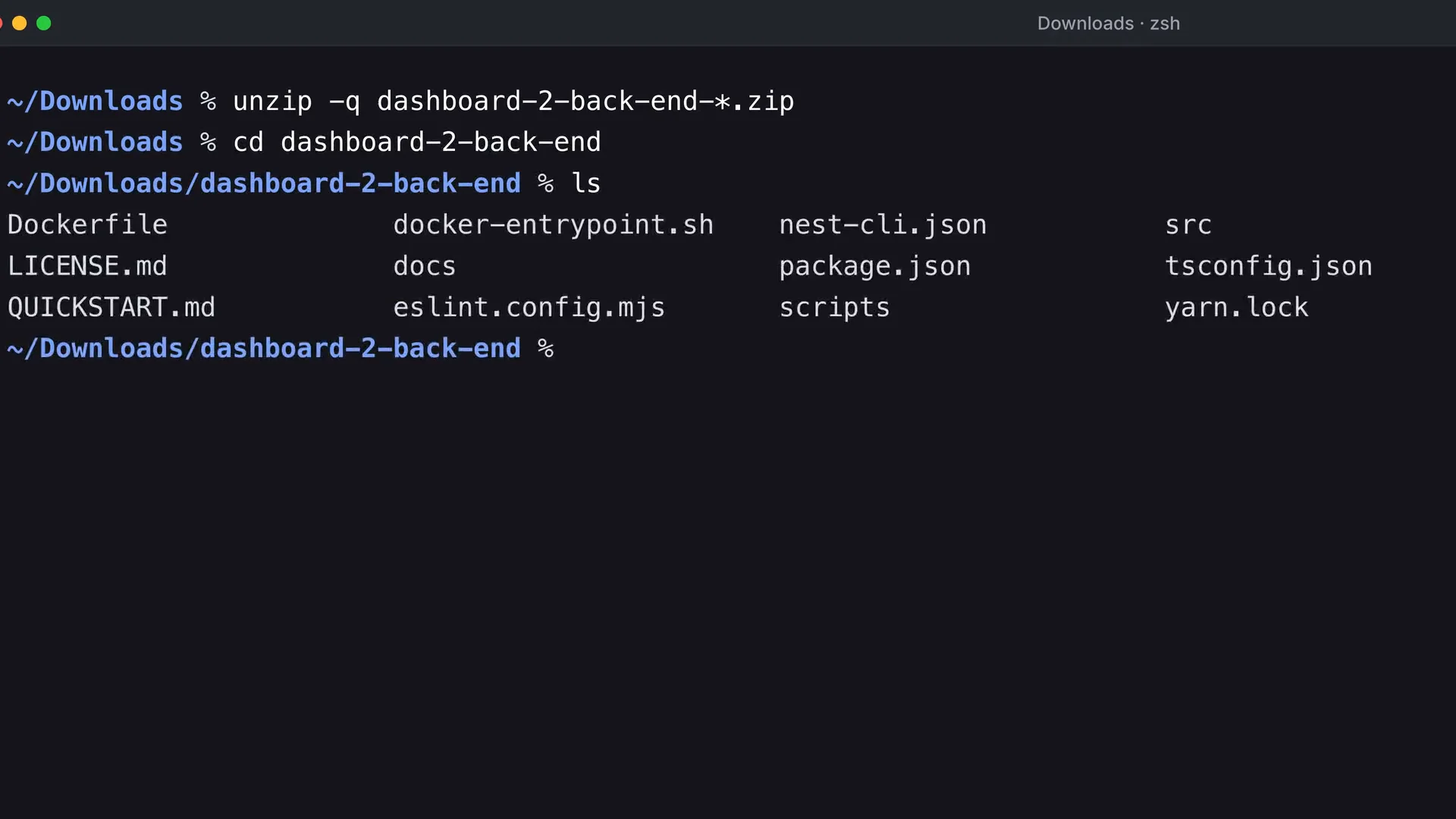 Fotograma del vídeo de la documentación que muestra cómo descomprimir el paquete Backend API y abrir su carpeta