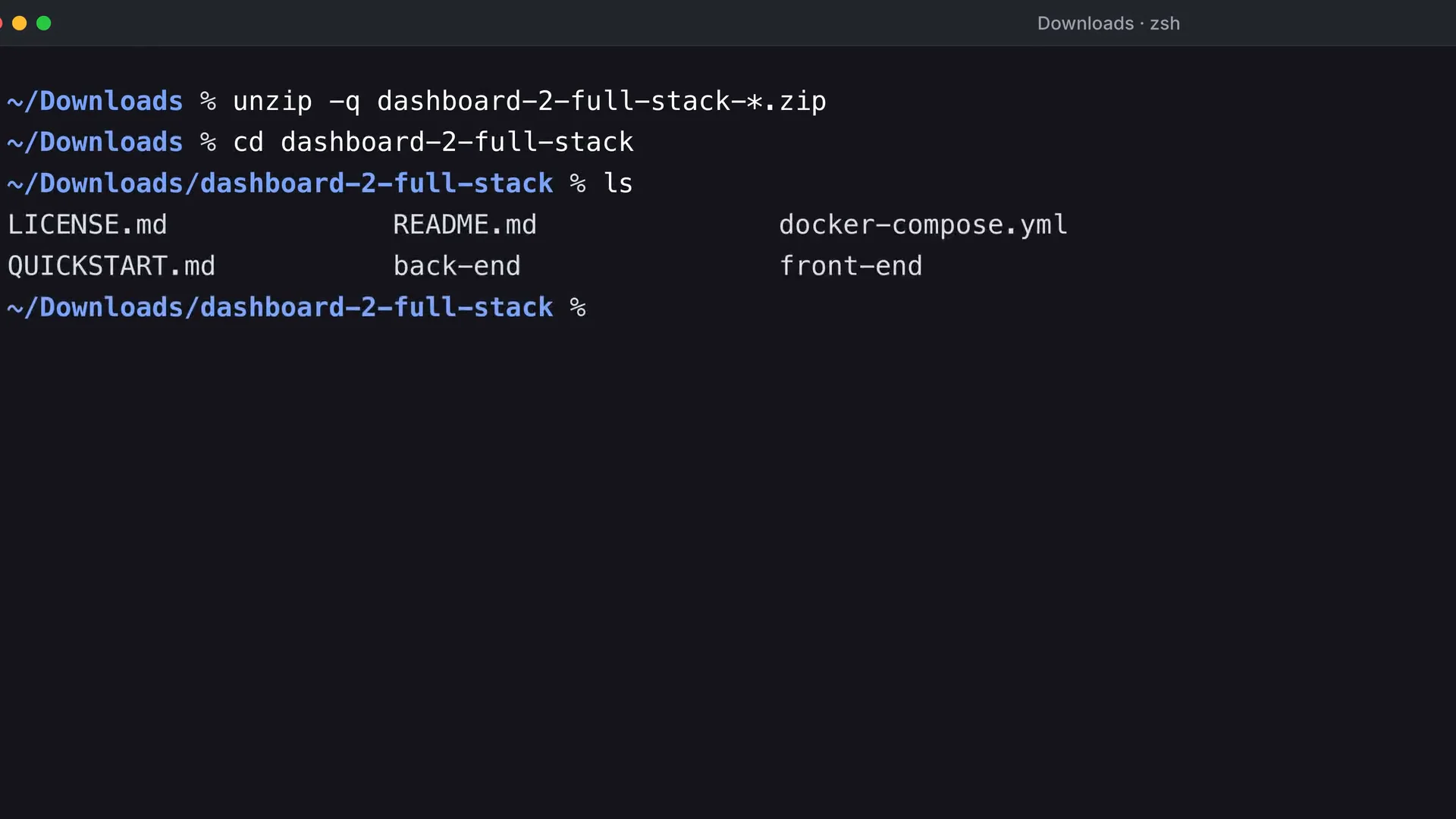 Fotograma del vídeo de la documentación que muestra cómo descomprimir el paquete Full Stack y abrir su carpeta en una terminal