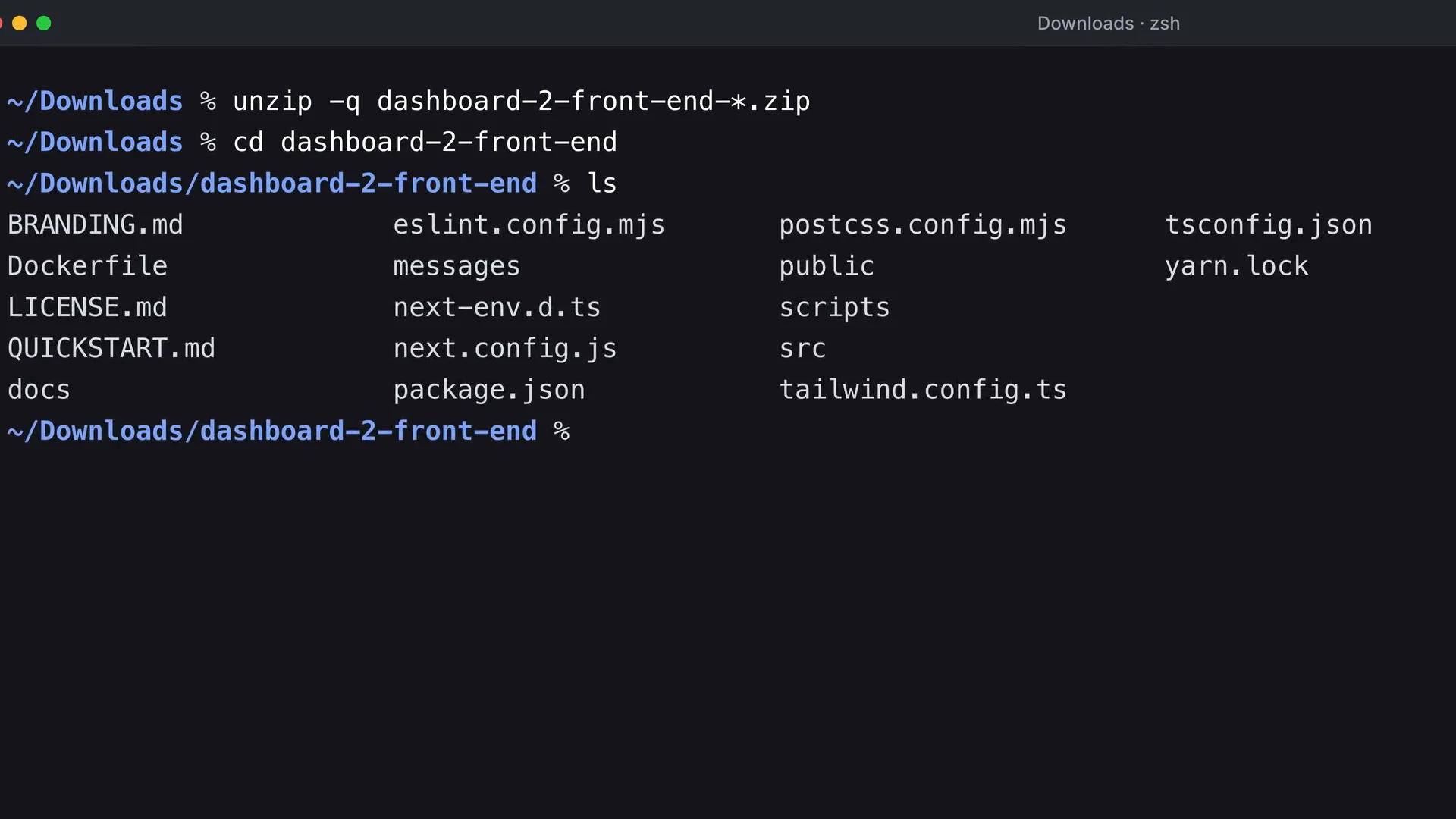 Fotograma del vídeo de la documentación que muestra cómo descomprimir el paquete Admin Dashboard y abrir su carpeta